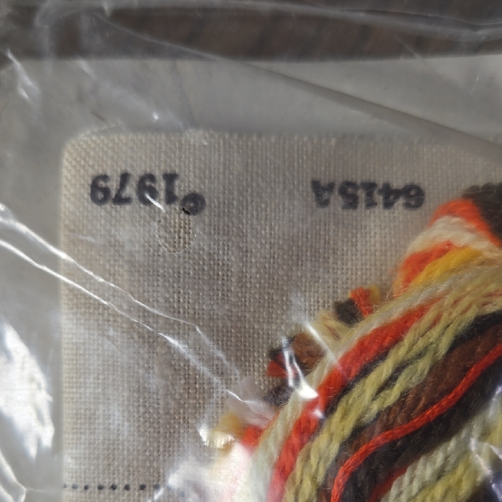 Pair Of Vintage Caron Hallmark Design Collection Crewel Kits - Picture 3 of 7